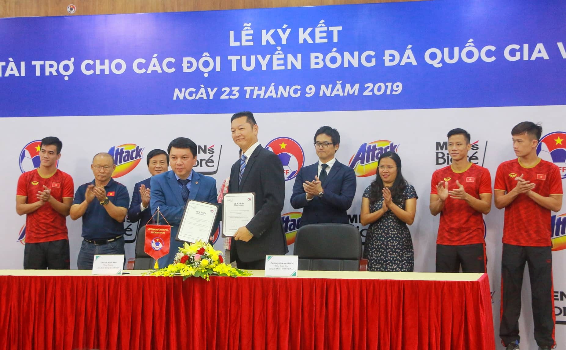 Bí mật số tiền của nhà tài trợ mới cho 3 đội tuyển bóng đá