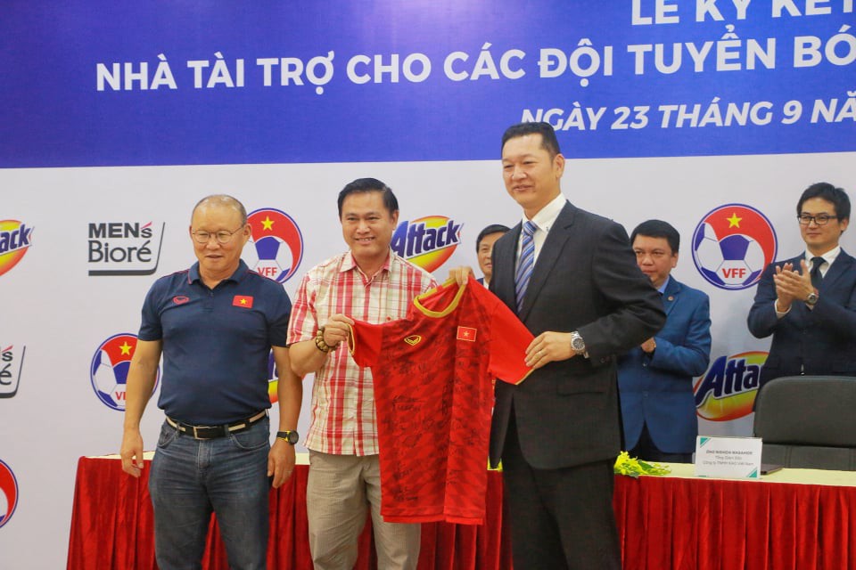 Bí mật số tiền của nhà tài trợ mới cho 3 đội tuyển bóng đá - Ảnh 3.