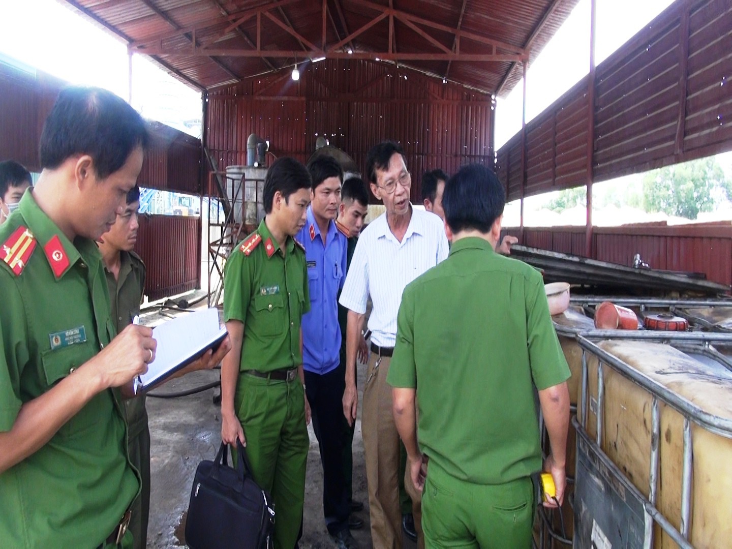 Bắt 2 gi&aacute;m đốc ph&ugrave; ph&eacute;p nhớt thải th&agrave;nh dầu DO - Ảnh 1.