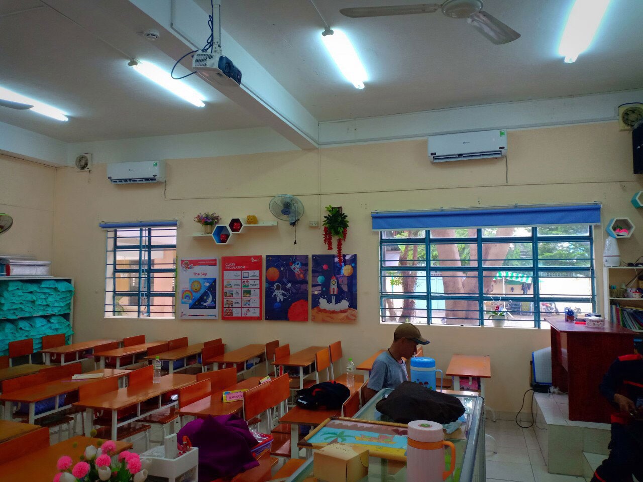 Năm nào cũng góp tiền sắm máy chiếu, máy điều hòa