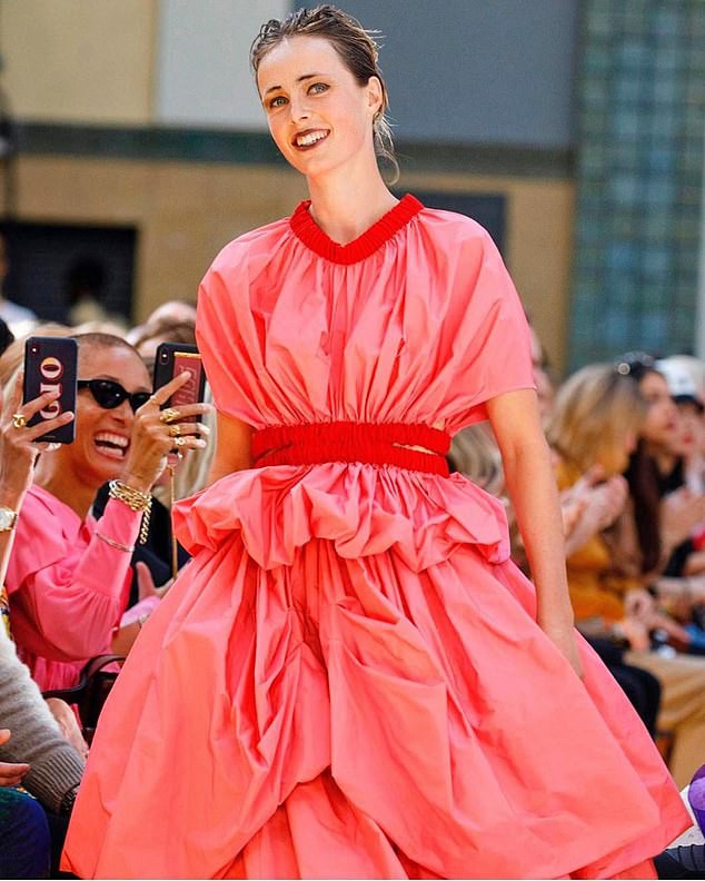 Edie Campbell tái xuất sau tai nạn ngã ngựa nghiêm trọng - Ảnh 1.
