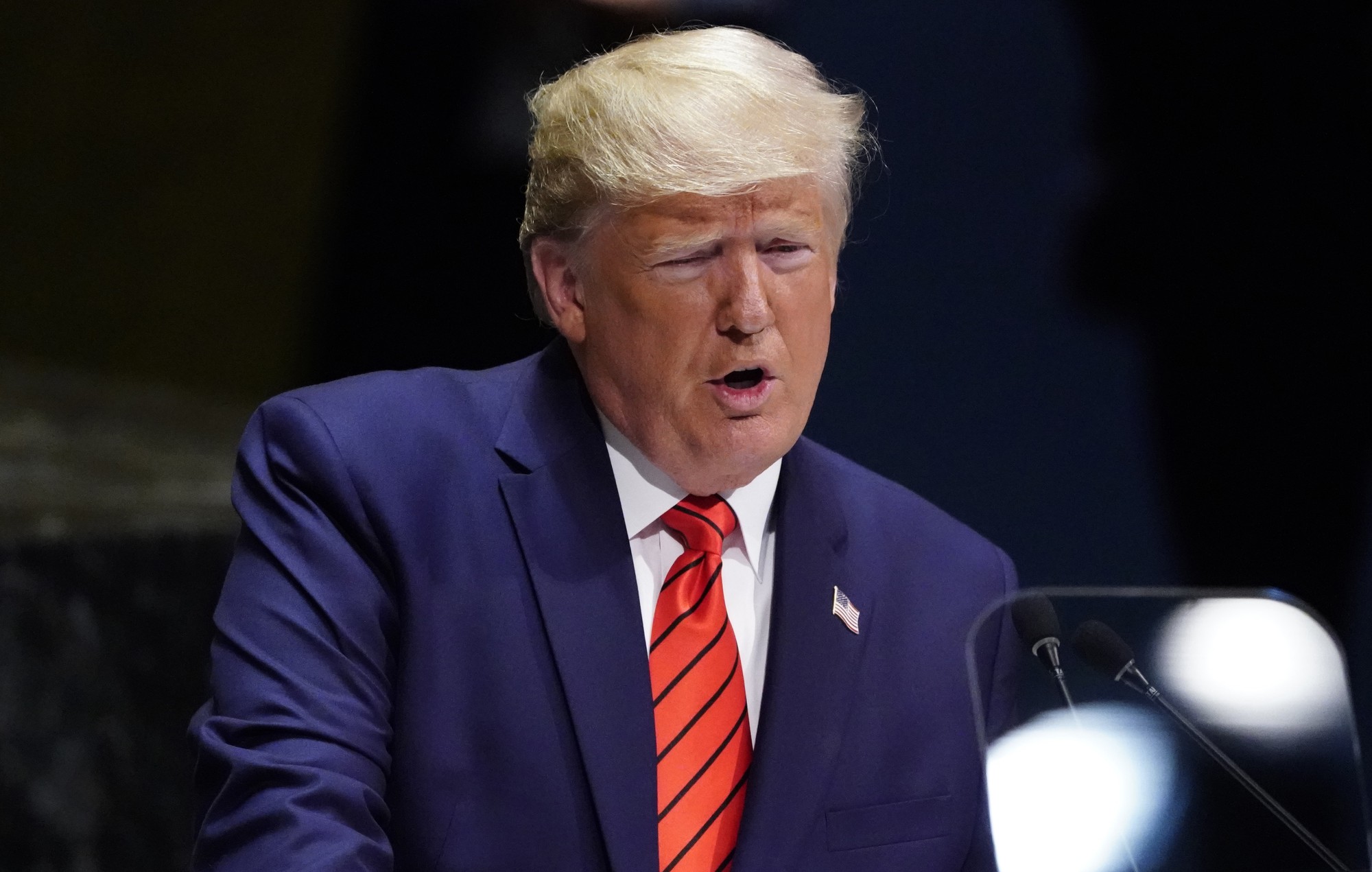 Tổng thống Trump "vừa đánh vừa xoa" Iran, chỉ trích Trung Quốc