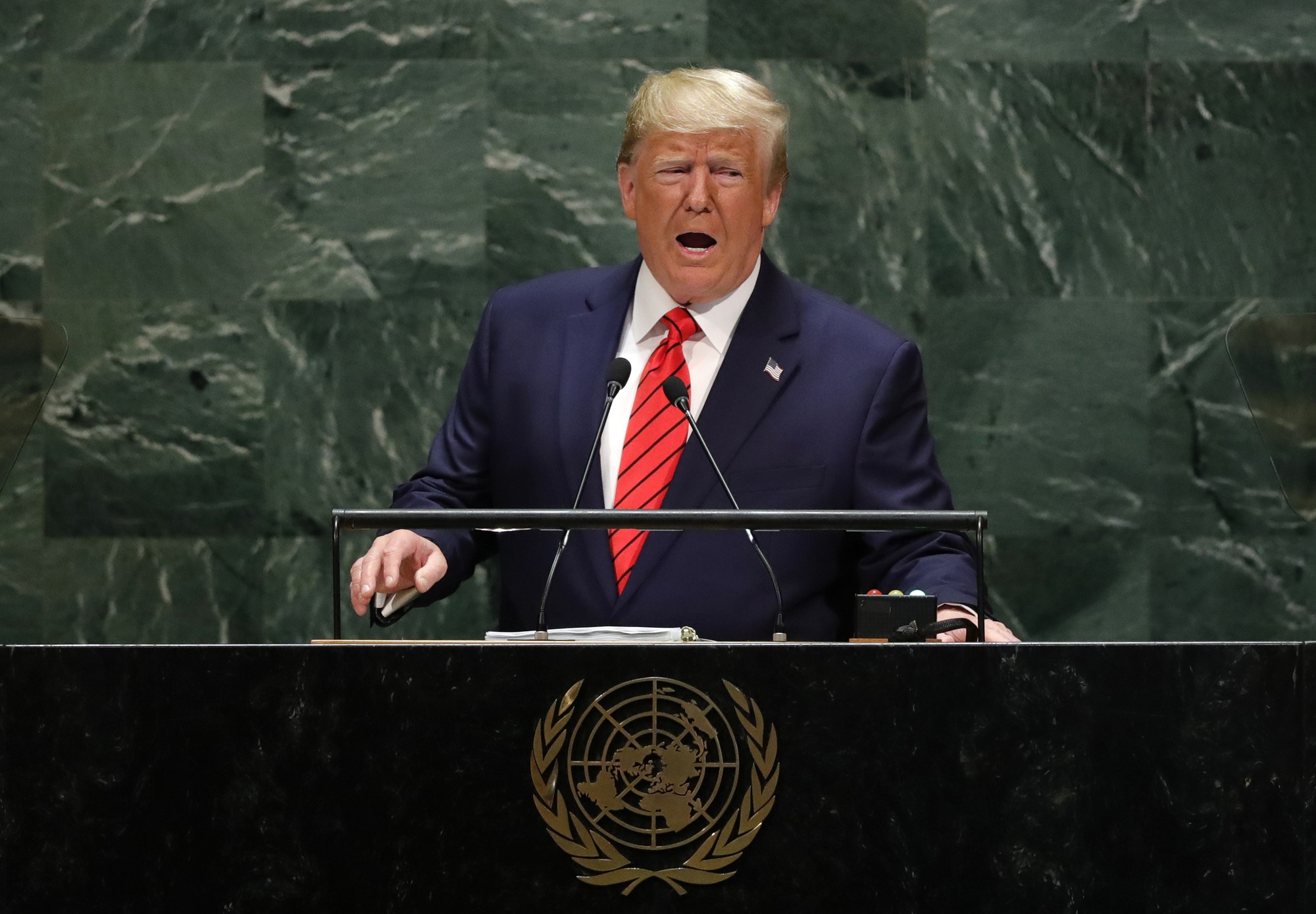 Tổng thống Trump vừa đ&aacute;nh vừa xoa Iran, chỉ tr&iacute;ch Trung Quốc - Ảnh 1.