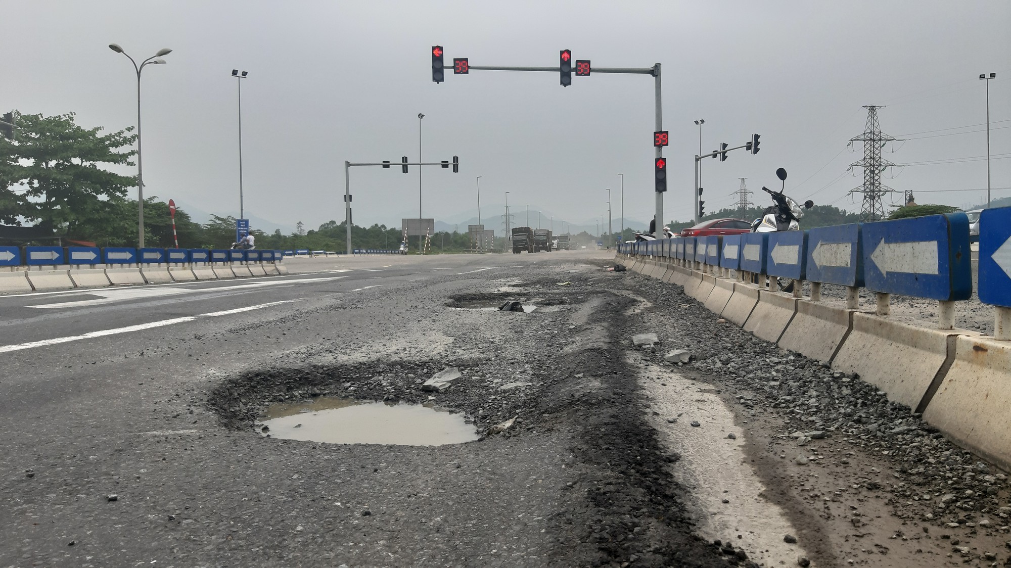 Vá ổ gà trên đường cao tốc Đà Nẵng – Quảng Ngãi - Ảnh 2.