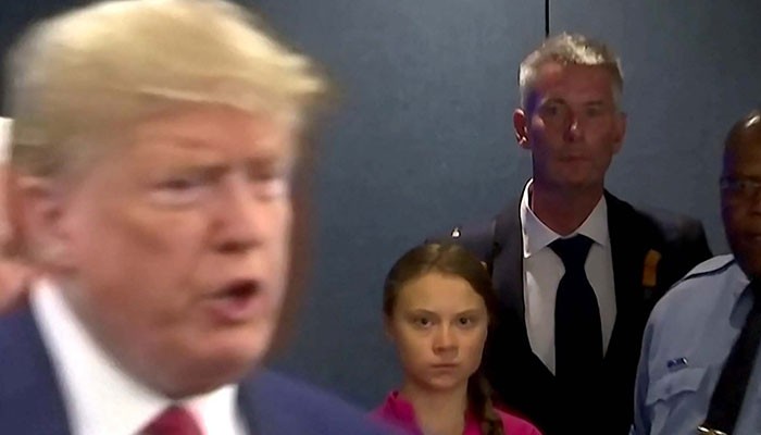 Ánh nhìn sắc lạnh của nữ chiến binh sinh thái 16 tuổi với Tổng thống Donald Trump - Ảnh 1.