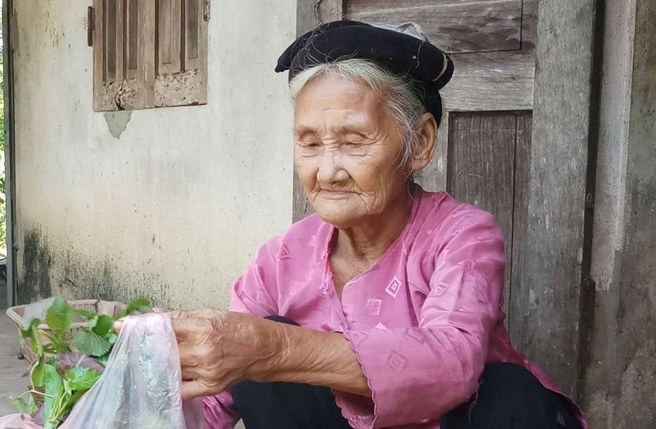 Clip: Xúc động việc cụ bà 83 tuổi lên xã xin ra khỏi diện hộ nghèo