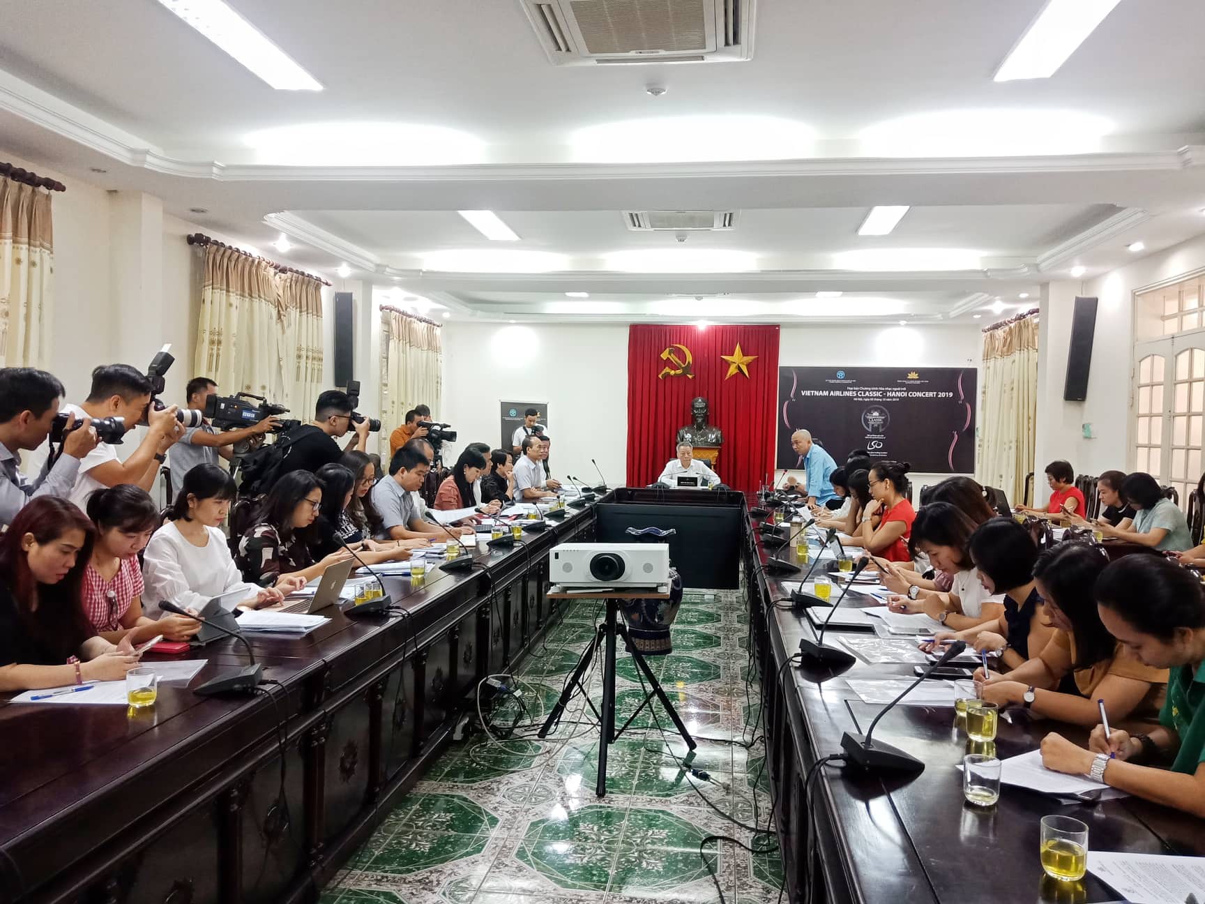 Nhạc trưởng huyền thoại l&agrave;ng nhạc cổ điển thế giới biểu diễn ở Hồ Gươm - Ảnh 2.