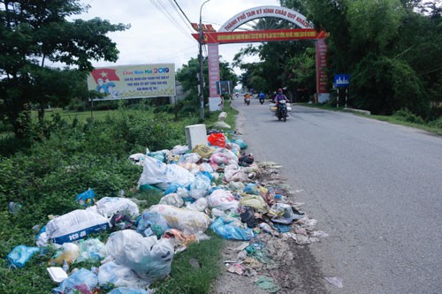 Xứ Quảng căng thẳng v&igrave; r&aacute;c - Ảnh 1.