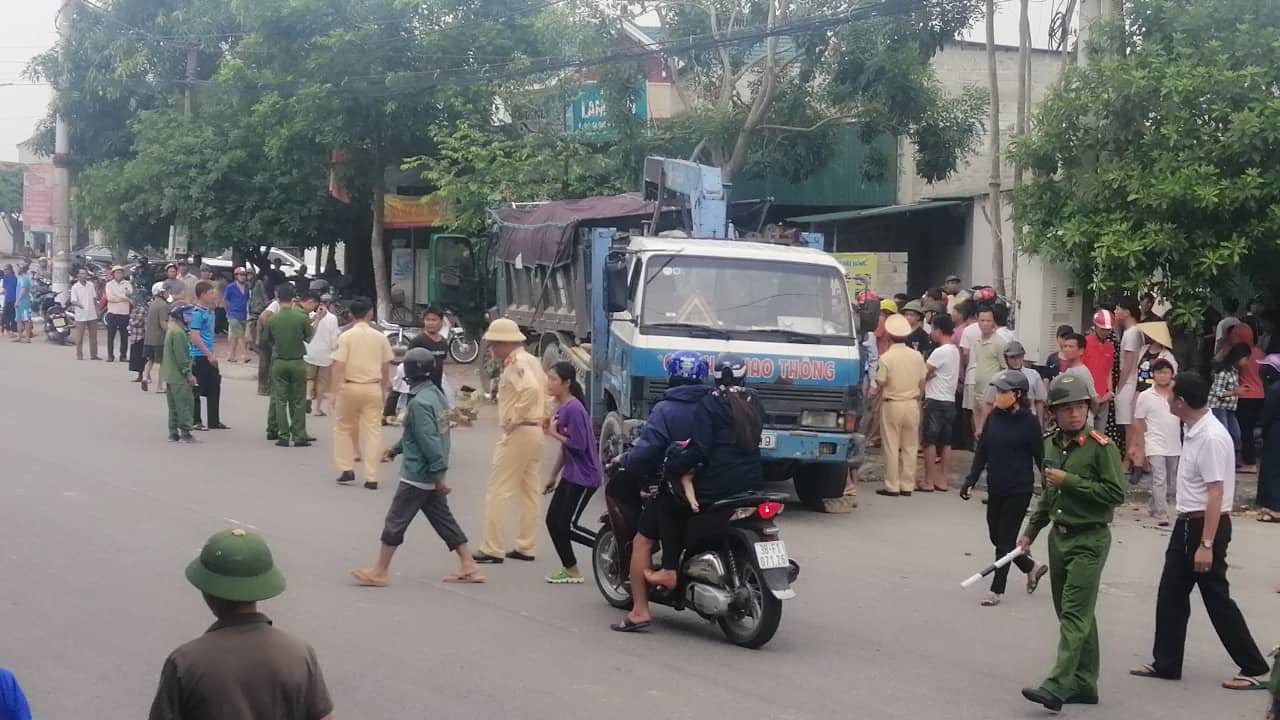 Đi xe máy từ đường nhánh ra, người đàn ông tử vong dưới bánh xe tải