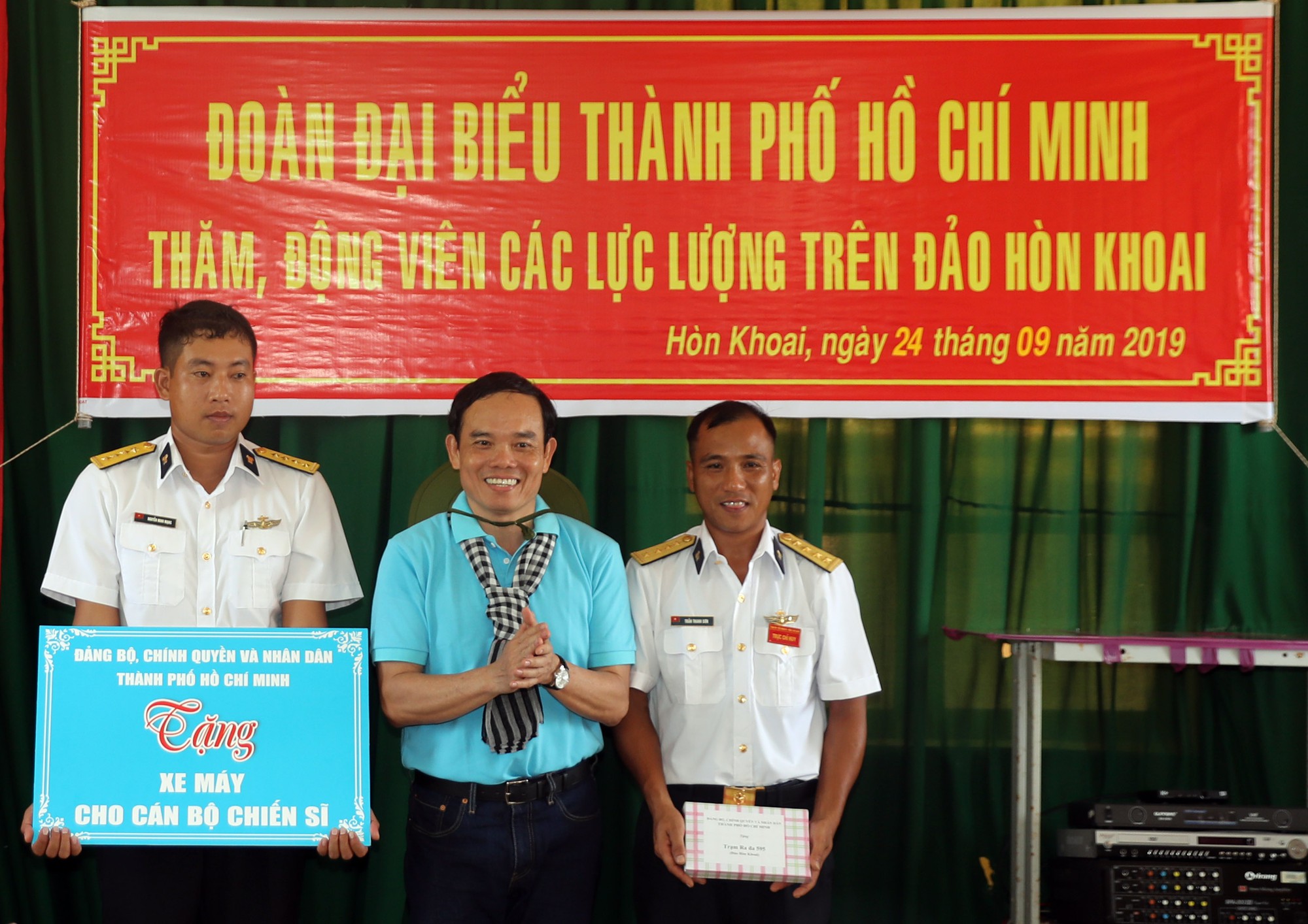 Đoàn đại biểu TP HCM thăm cán bộ, chiến sĩ trên đảo Hòn Khoai