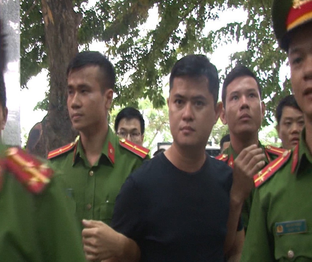 Bác sĩ hành hung nữ điều dưỡng từng vác dao truy đuổi người nhà bệnh nhân
