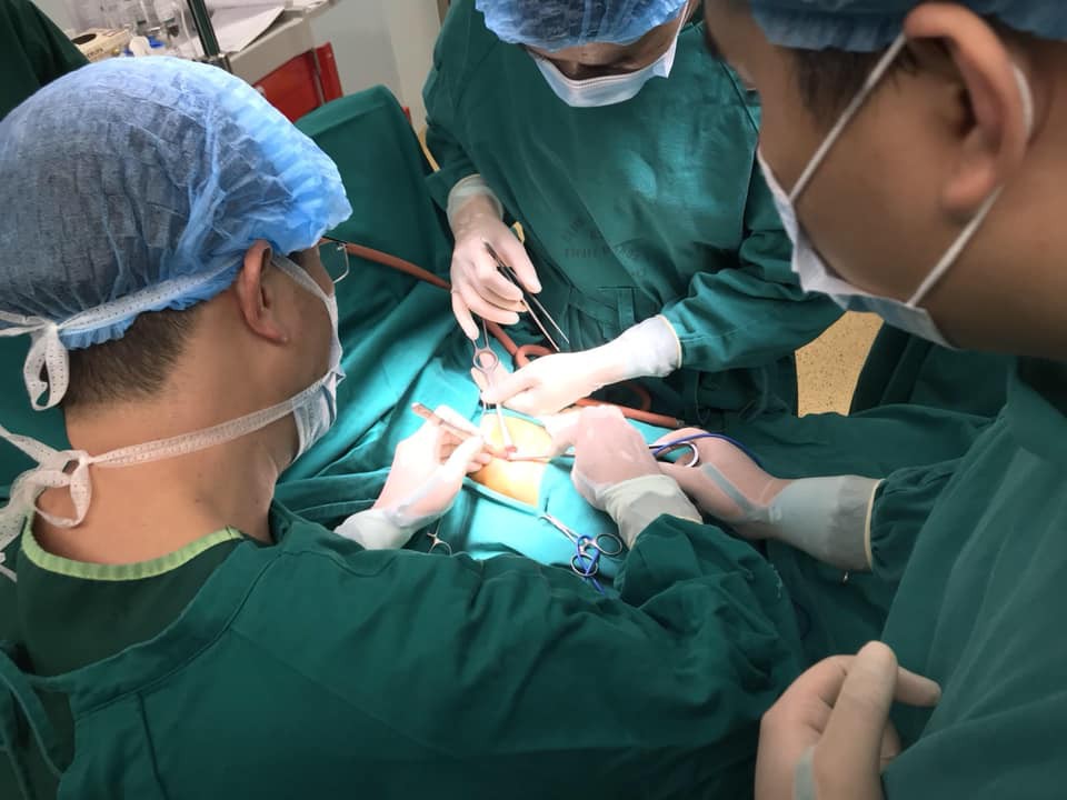 Mắc bệnh trong bụng mẹ, b&eacute; trai 4 th&aacute;ng tuổi c&oacute; quả thận h&igrave;nh th&ugrave; kỳ qu&aacute;i - Ảnh 1.