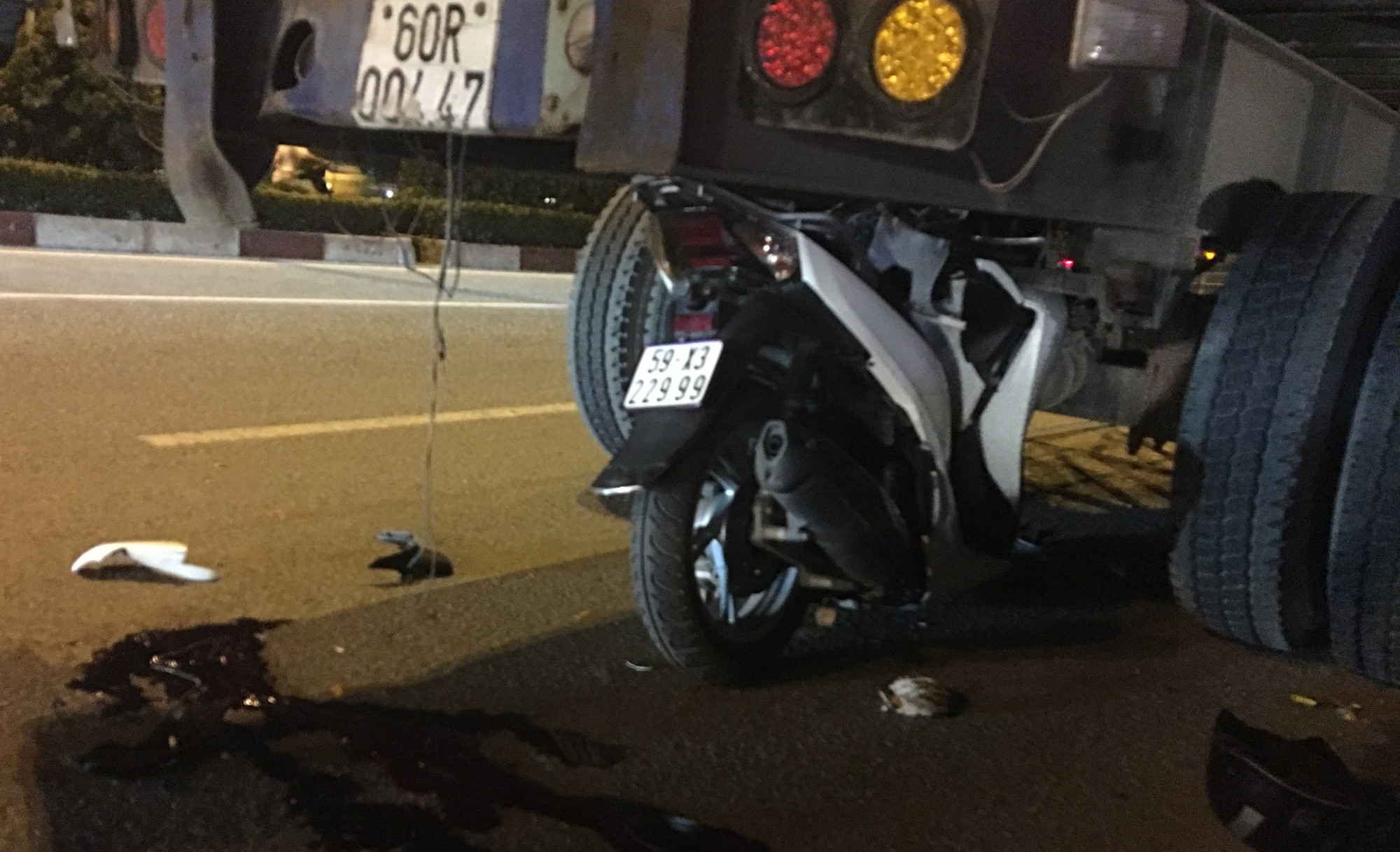 Xe SH găm gọn vào gầm container sau cú tông kinh hoàng, 1 người tử vong
