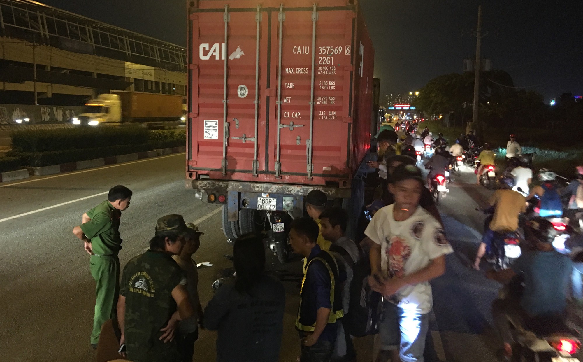 Xe SH găm gọn v&agrave;o gầm container sau c&uacute; t&ocirc;ng kinh ho&agrave;ng, 1 người tử vong - Ảnh 2.