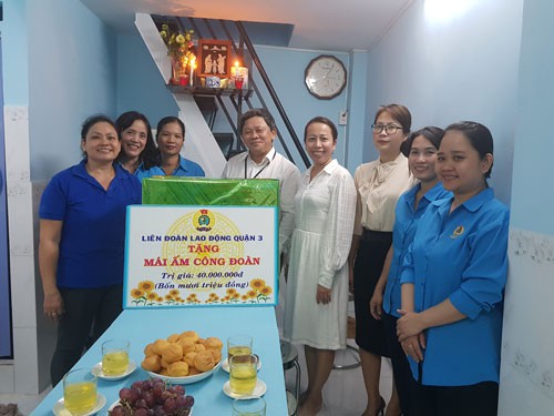 Trao mái ấm cho đoàn viên khó khăn