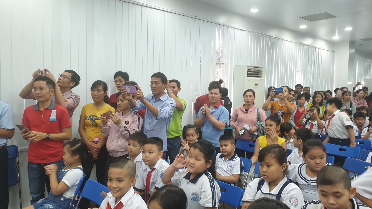 Hàng trăm công nhân hãnh diện đưa con đi nhận học bổng