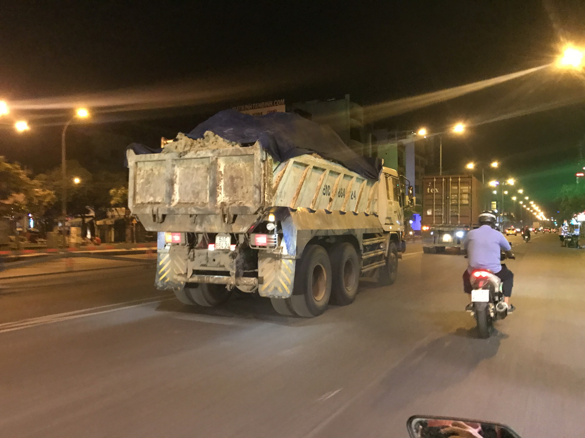 Xe quá tải vẫn hoành hành ở TP HCM
