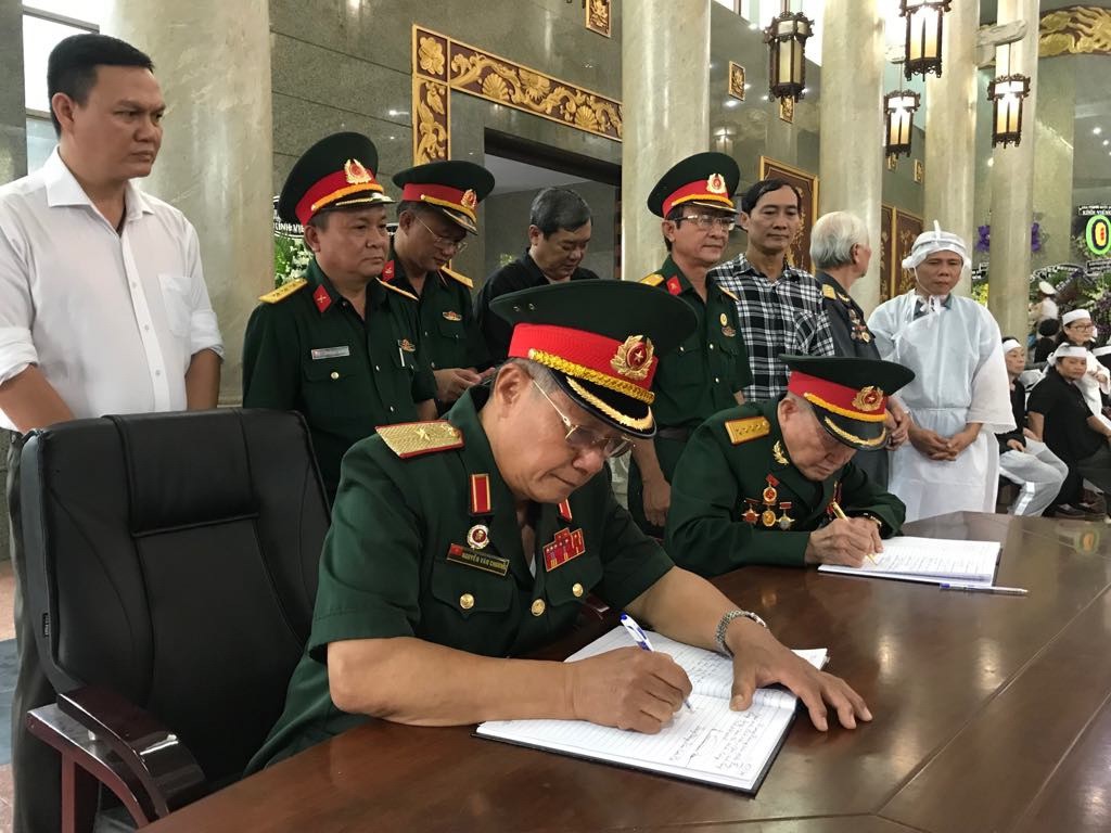 Em Bảy thân mến! Hôm nay anh cùng anh em đến viếng em đây - Ảnh 1.