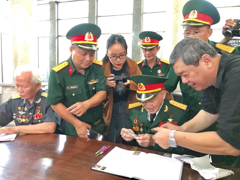 "Em Bảy thân mến! Hôm nay anh cùng anh em đến viếng em đây"