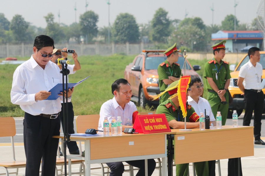 Cận cảnh tình huống máy bay hạ cánh khẩn cấp xuống Nội Bài khi gặp sự cố - Ảnh 20.