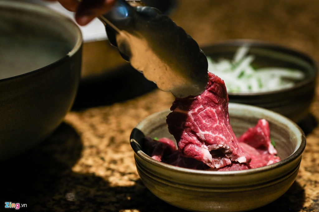 Tô phở bò Wagyu hơn 1 triệu đồng ở khách sạn 5 sao có gì đặc biệt? - Ảnh 1.
