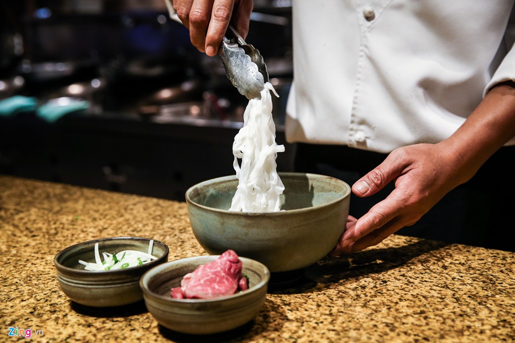 Tô phở bò Wagyu hơn 1 triệu đồng ở khách sạn 5 sao có gì đặc biệt? - Ảnh 3.