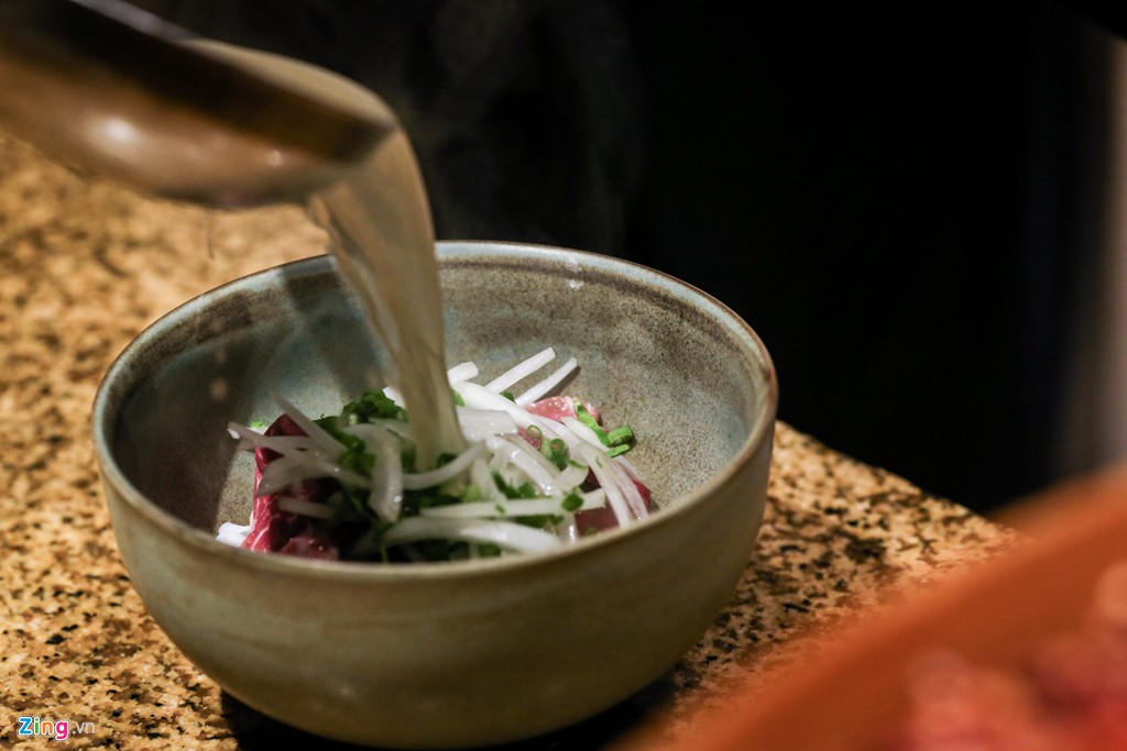 Tô phở bò Wagyu hơn 1 triệu đồng ở khách sạn 5 sao có gì đặc biệt? - Ảnh 6.