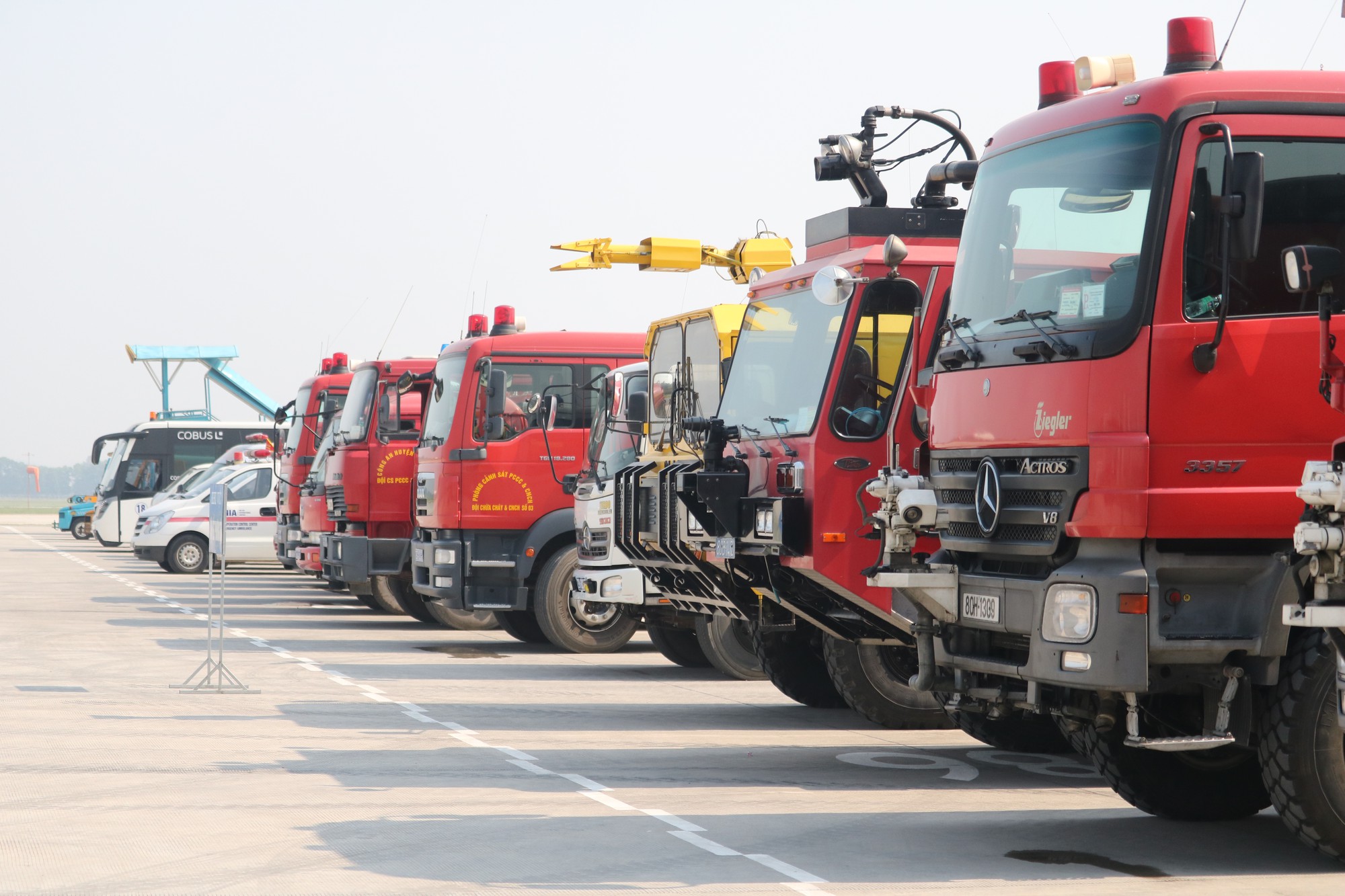 Cận cảnh tình huống máy bay hạ cánh khẩn cấp xuống Nội Bài khi gặp sự cố - Ảnh 2.