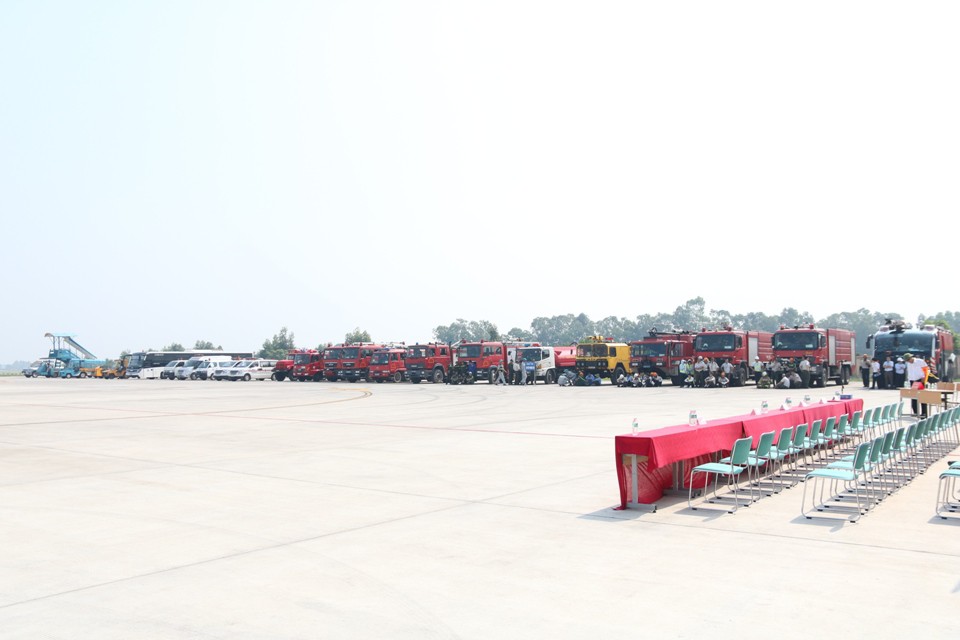 Cận cảnh tình huống máy bay hạ cánh khẩn cấp xuống Nội Bài khi gặp sự cố - Ảnh 19.