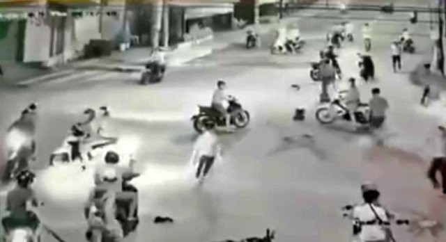 Truy bắt nh&oacute;m mang hung kh&iacute; v&acirc;y c&ocirc;ng an v&agrave; d&acirc;n ph&ograve;ng, g&acirc;y n&aacute;o loạn Bi&ecirc;n H&ograve;a - Ảnh 1.