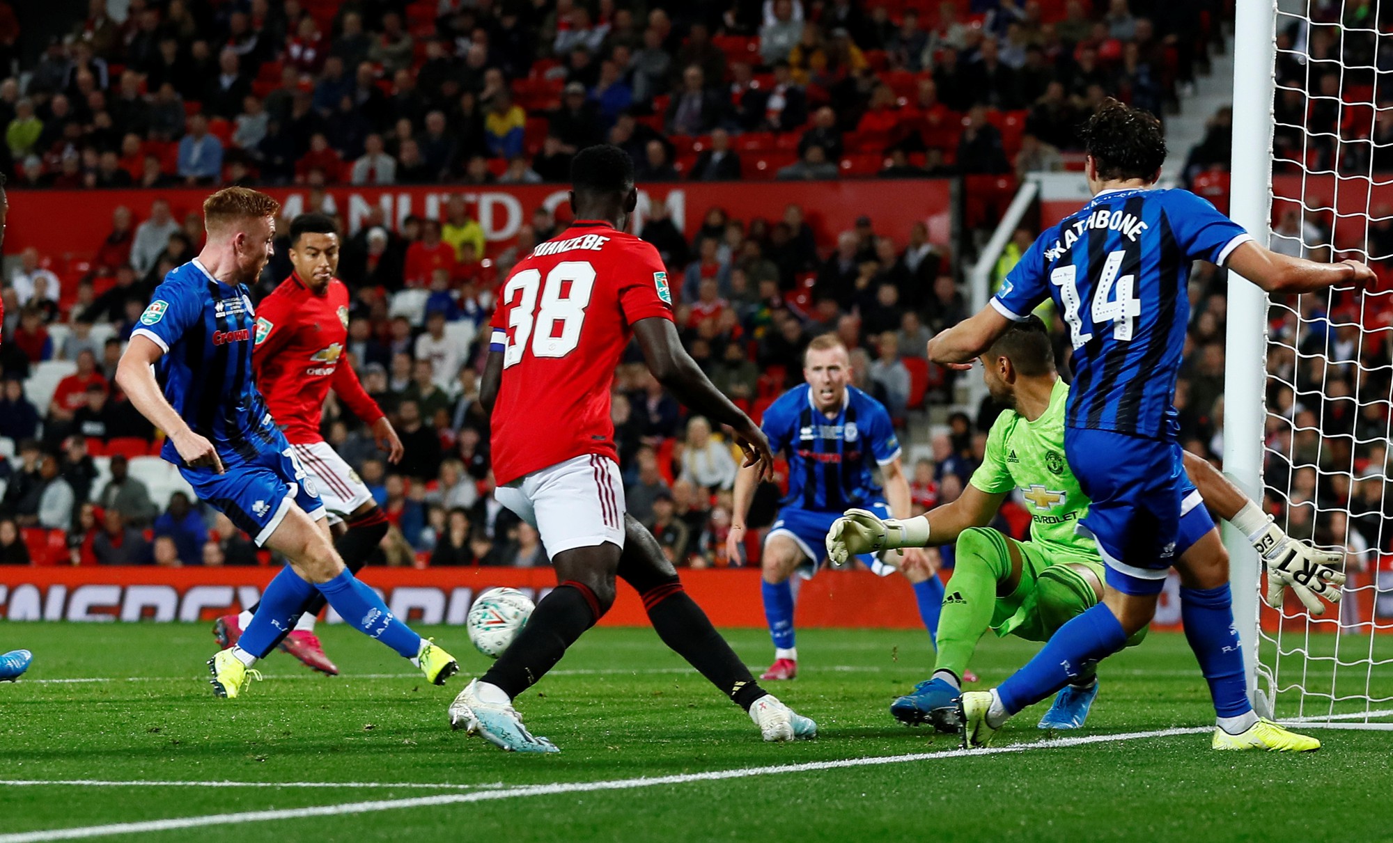 Ch&acirc;n s&uacute;t 15 tuổi Rochdale su&yacute;t đ&aacute; ghế Solskjaer tại League Cup - Ảnh 5.