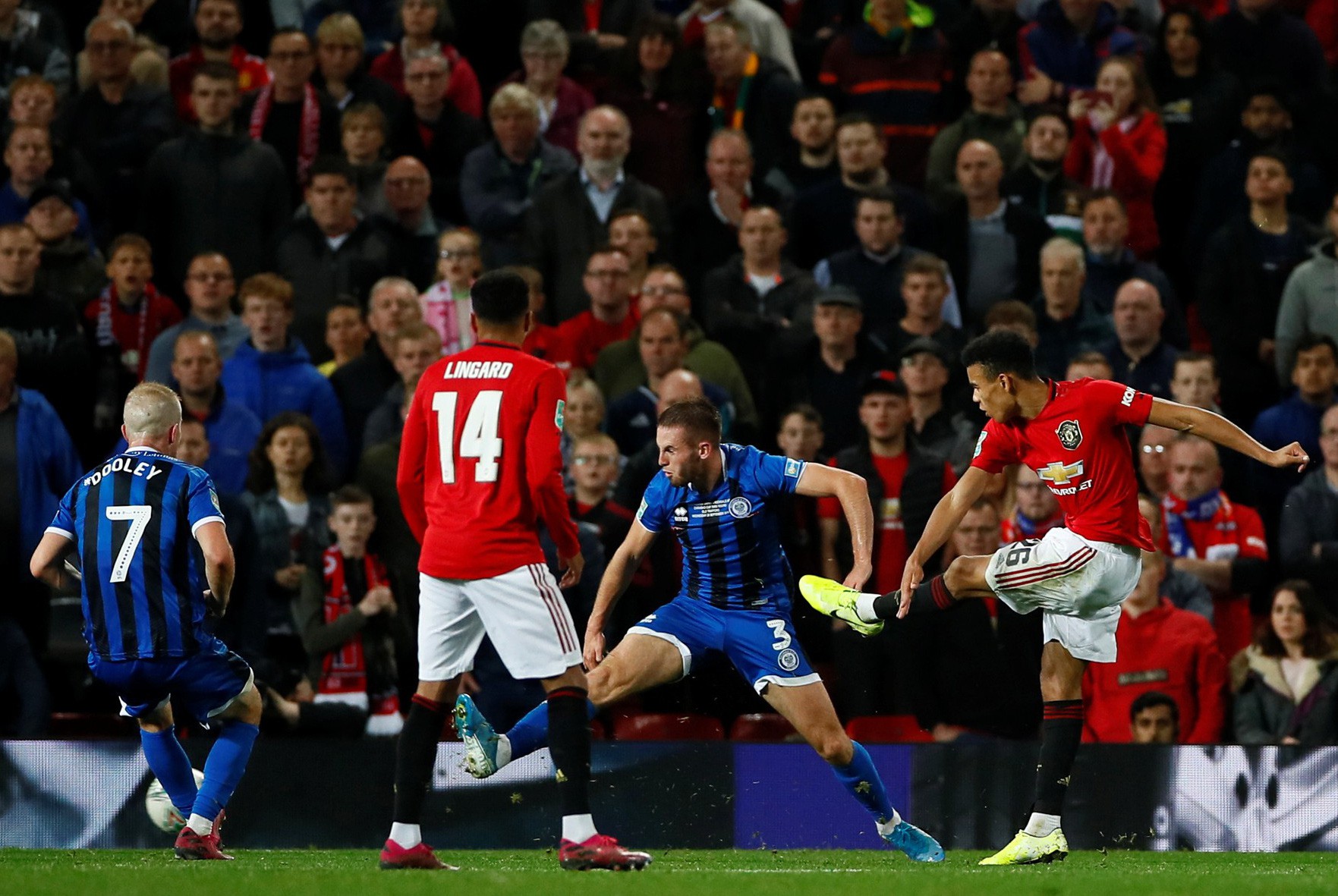 Ch&acirc;n s&uacute;t 15 tuổi Rochdale su&yacute;t đ&aacute; ghế Solskjaer tại League Cup - Ảnh 6.
