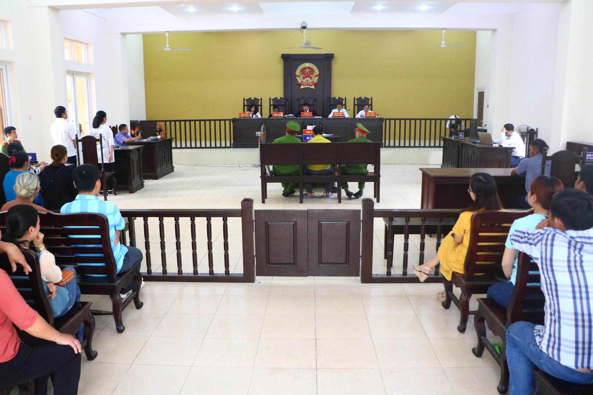 Đối tượng cắt cổ phụ nữ cướp d&acirc;y chuyền nuốn xỉu khi nghe t&ograve;a tuy&ecirc;n &aacute;n tử - Ảnh 2.