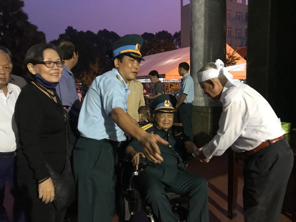 H&agrave;ng trăm người tiễn đưa Anh h&ugrave;ng phi c&ocirc;ng Nguyễn Văn Bảy về đất mẹ - Ảnh 7.