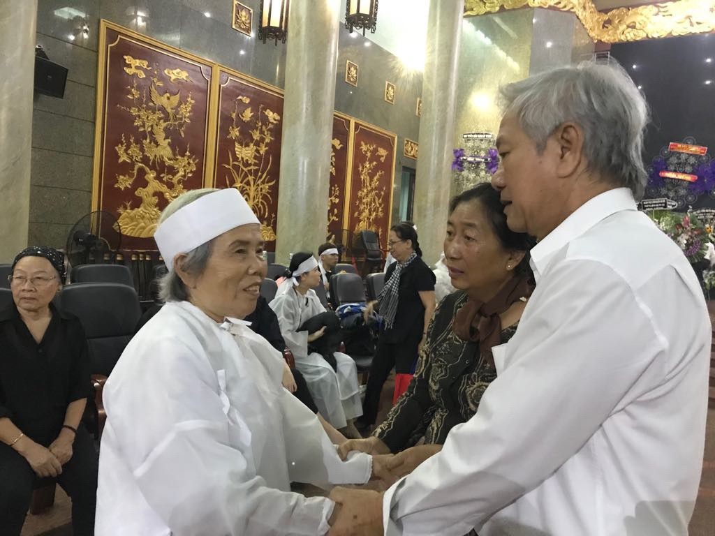 H&agrave;ng trăm người tiễn đưa Anh h&ugrave;ng phi c&ocirc;ng Nguyễn Văn Bảy về đất mẹ - Ảnh 1.