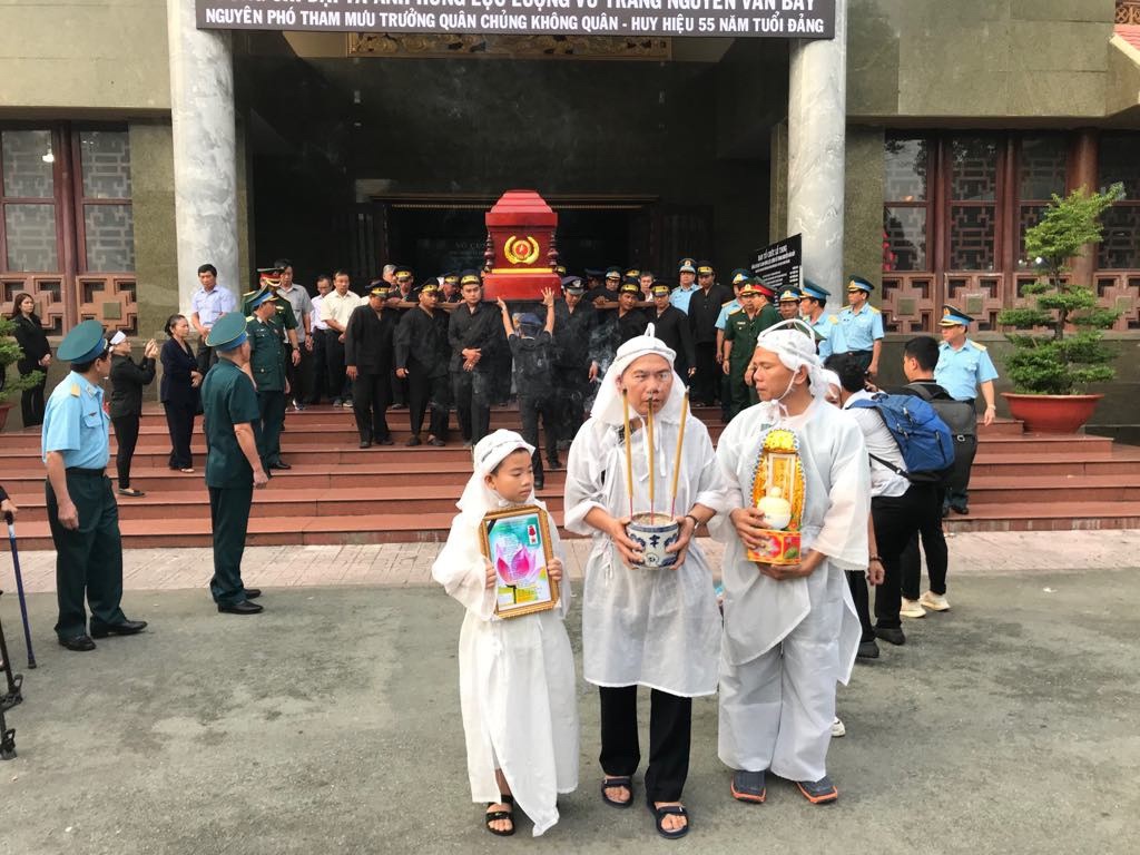 H&agrave;ng trăm người tiễn đưa Anh h&ugrave;ng phi c&ocirc;ng Nguyễn Văn Bảy về đất mẹ - Ảnh 2.