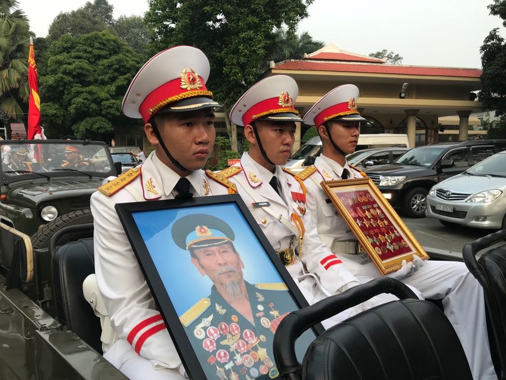H&agrave;ng trăm người tiễn đưa Anh h&ugrave;ng phi c&ocirc;ng Nguyễn Văn Bảy về đất mẹ - Ảnh 4.