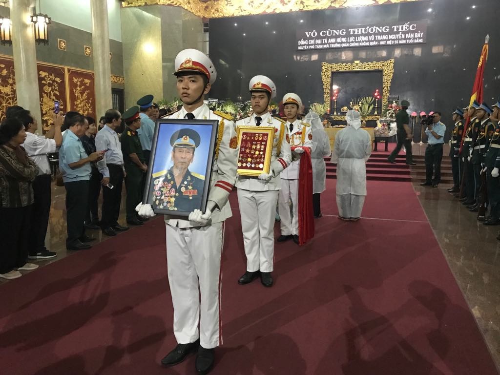 H&agrave;ng trăm người tiễn đưa Anh h&ugrave;ng phi c&ocirc;ng Nguyễn Văn Bảy về đất mẹ - Ảnh 6.