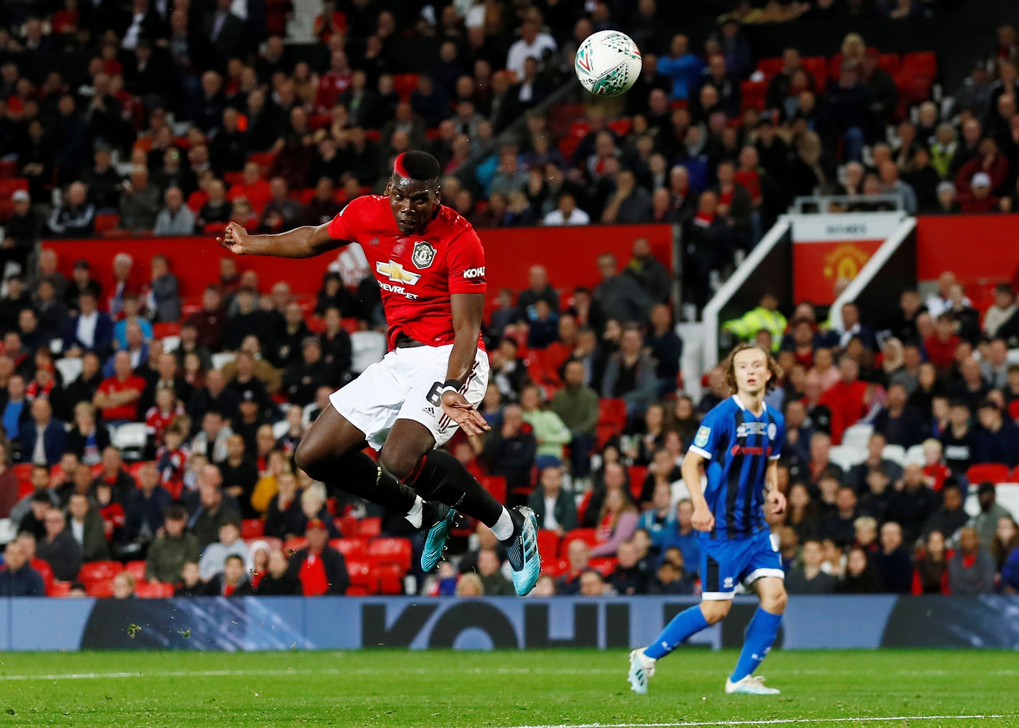 Ch&acirc;n s&uacute;t 15 tuổi Rochdale su&yacute;t đ&aacute; ghế Solskjaer tại League Cup - Ảnh 4.