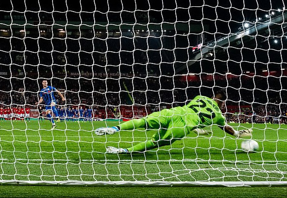 Ch&acirc;n s&uacute;t 15 tuổi Rochdale su&yacute;t đ&aacute; ghế Solskjaer tại League Cup - Ảnh 8.