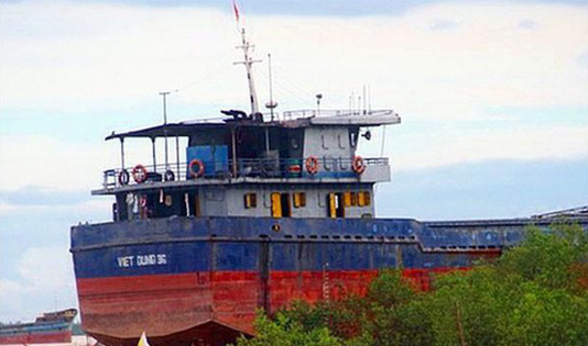 Trục vớt tàu chở 3.040 tấn clinker chìm trên biển