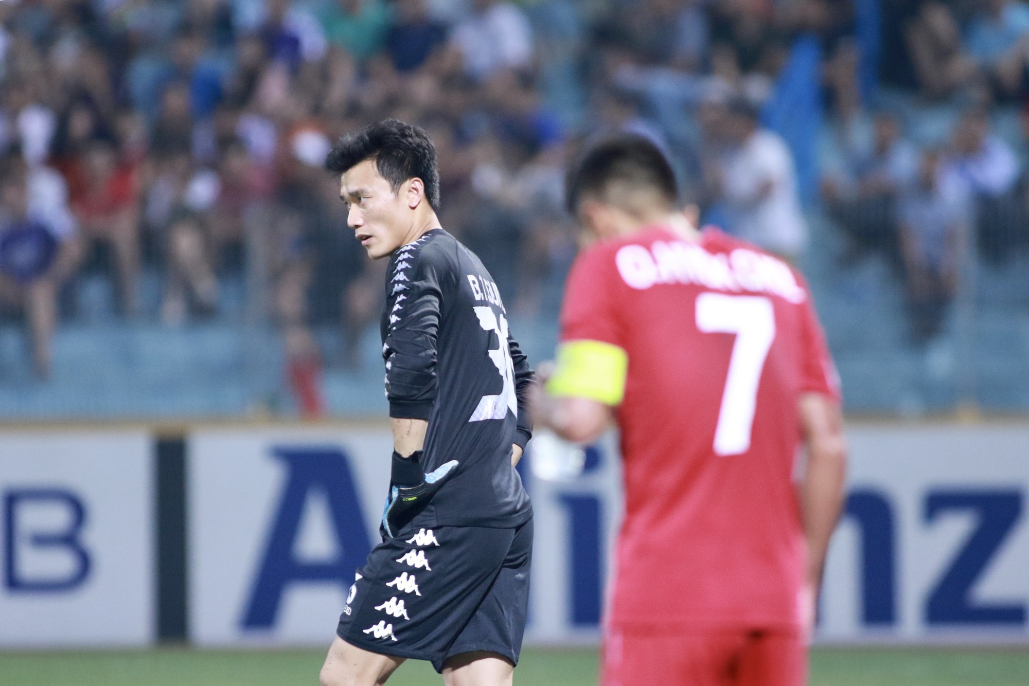 Thủ m&ocirc;n B&ugrave;i Tiến Dũng sa s&uacute;t, lỗi ở H&agrave; Nội FC? - Ảnh 1.
