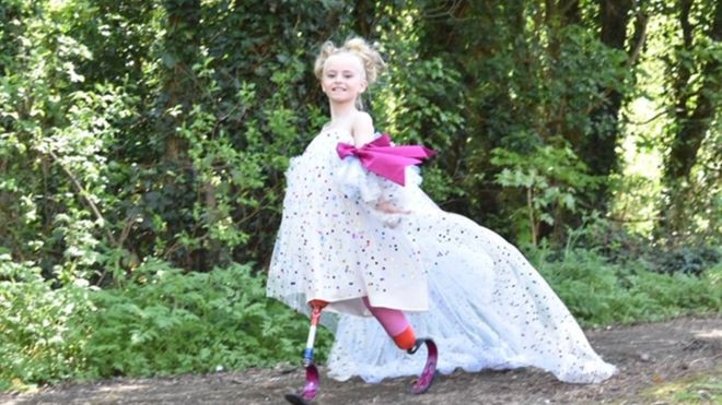 Mẫu nhí không chân làm nên lịch sử trên sàn catwalk - Ảnh 11.