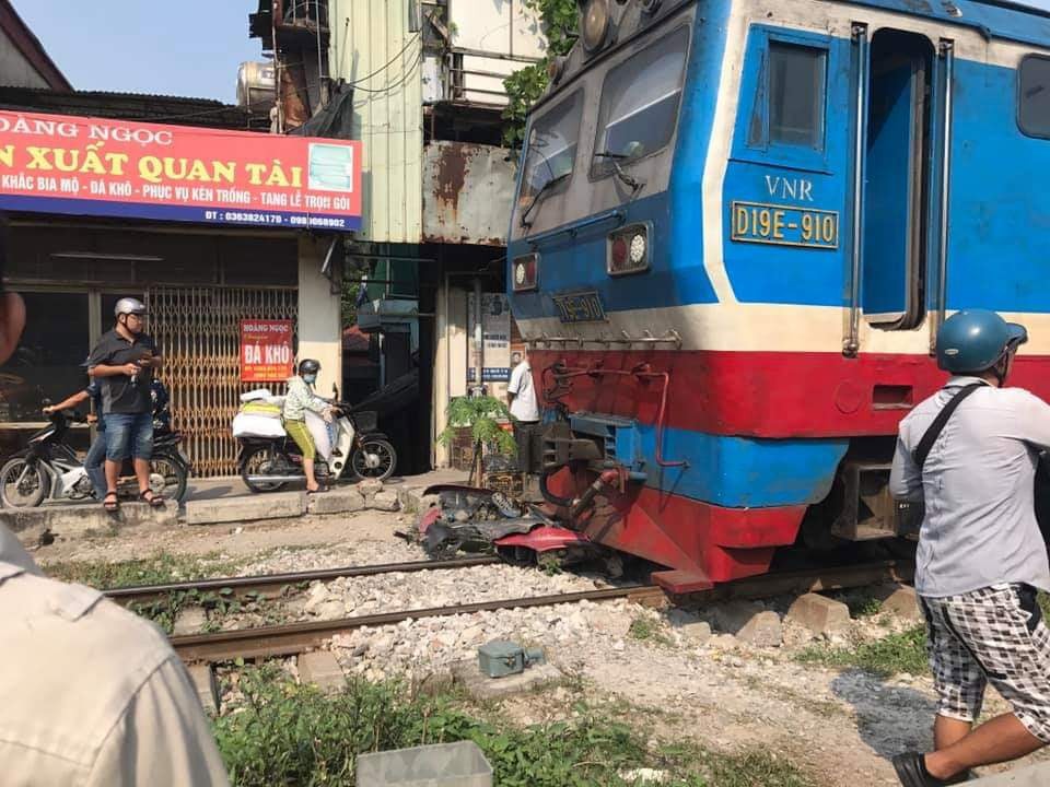 Đi xe máy qua đường sắt thiếu quan sát, thanh niên 18 tuổi bị tàu tông tử vong