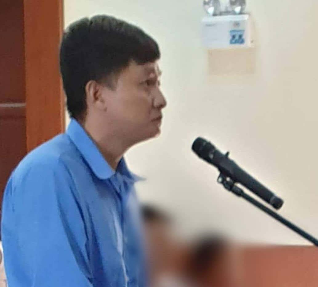 Đang đứng bên đường, cháu bé khuyết tật bị chở vào khách sạn