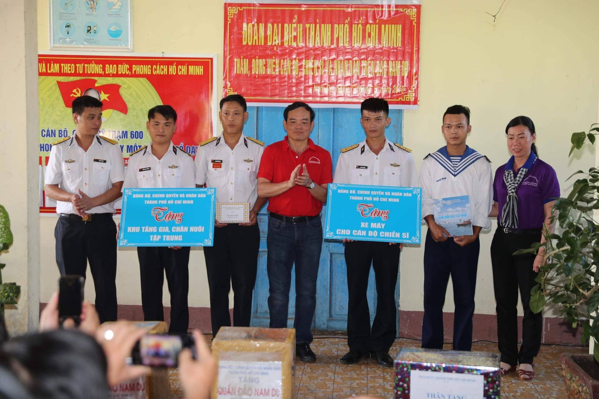 TP HCM tặng hệ thống lọc nước, xe m&aacute;y cho 2 đảo H&ograve;n Chuối v&agrave; Nam Du - Ảnh 2.