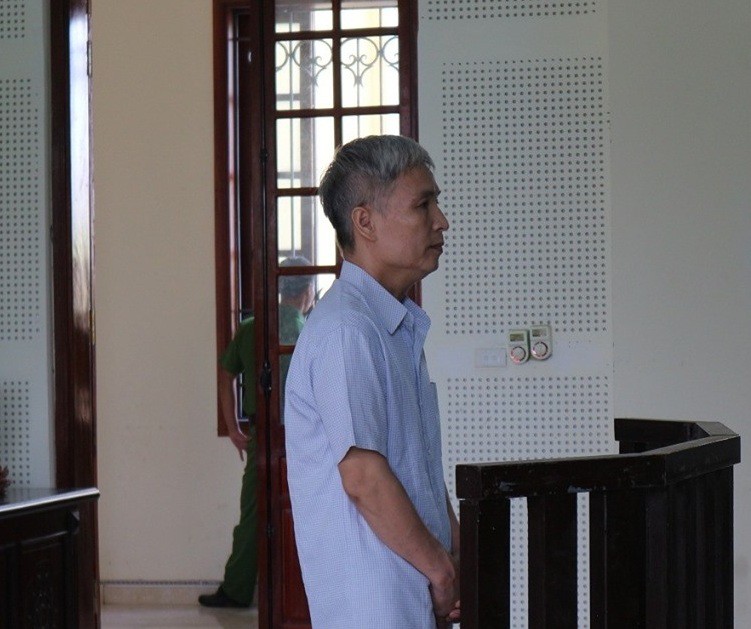 Thấy vợ bước xuống từ xe giám đốc, chồng lao đến đâm chết “tình địch”