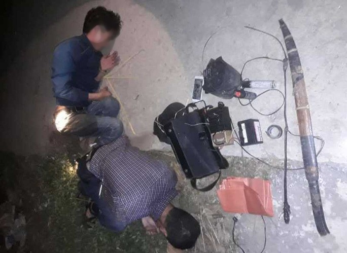 Mang kiếm đi trộm chó, 2 thanh niên bị người dân vây đánh nhập viện, đốt xe máy