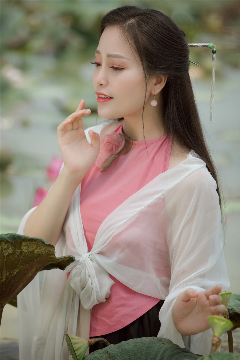 Sao mai Huyền Trang khiến kh&aacute;n giả si&ecirc;u l&ograve;ng v&igrave; Đo&aacute; sen ngời - Ảnh 2.