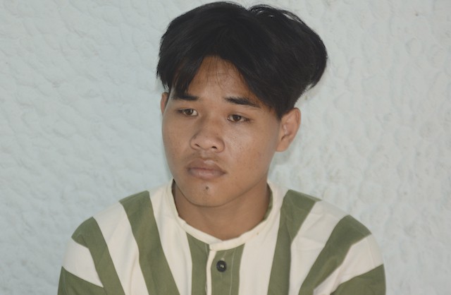 Cha bị đánh, con dùng kiếm chém gần lìa cánh tay đối thủ